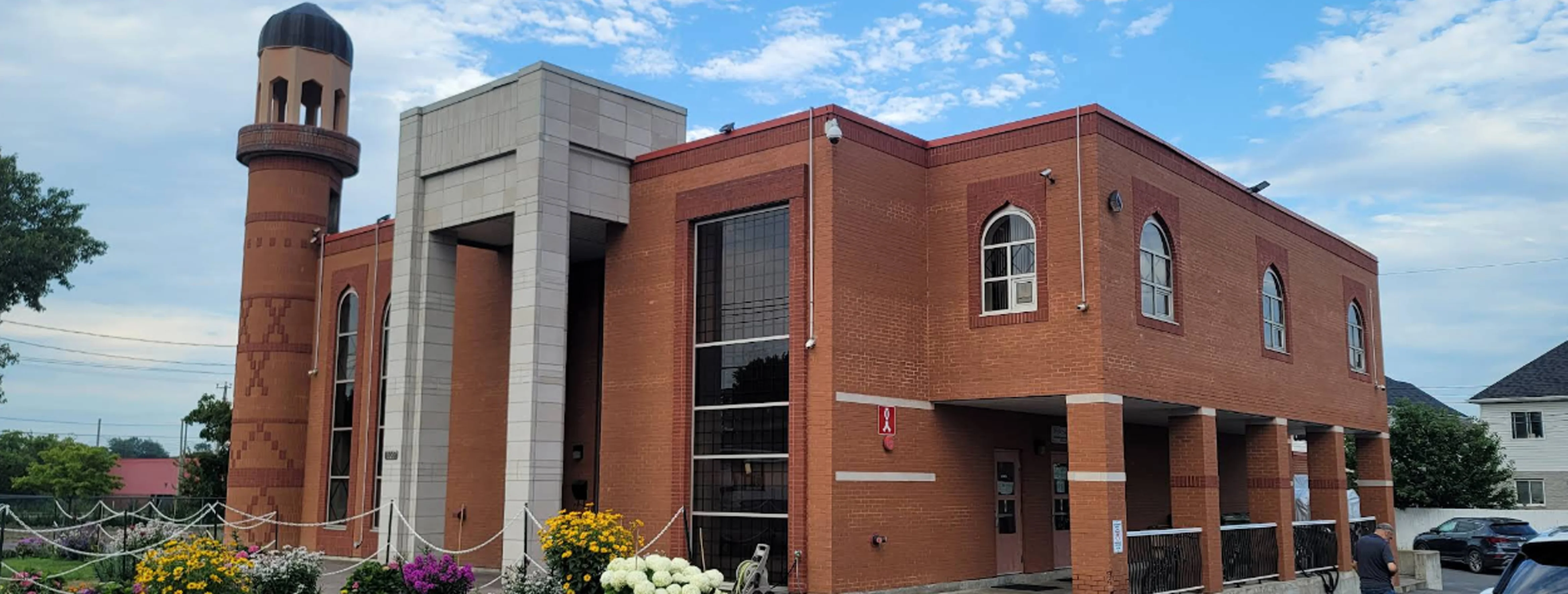 Exterior view of Masjid Makkah-Al-Mukkaramah Pierrefonds building